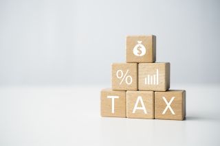 © Have a nice day - stock.adobe.com Foto: Würfel mit Aufschrift Tax