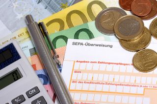 © RRF - stock.adobe.com Foto: Erlagschein und Münzen